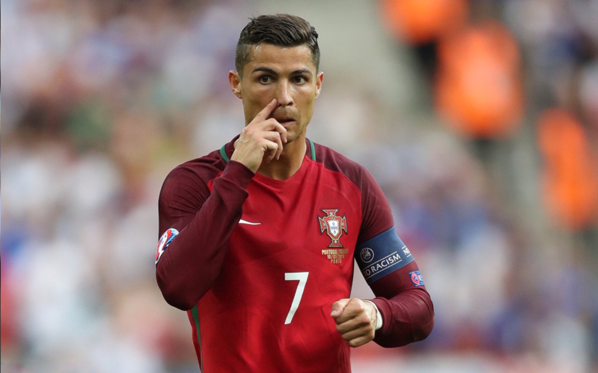 梅西第七次捧起金球奖 刷新足坛历史纪录